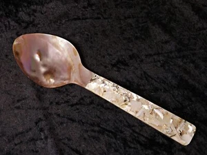 Cuchara para ensalada Platón nácar marrón + astilla de nácar en epox ovalada 24 cm hecha a mano - Imagen 1 de 5