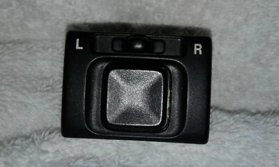 INTERRUPTOR DE CONTROL DE ESPEJO RETROVISOR ELÉCTRICO SUZUKI SIDEKICK CHEVY TRACKER 99 a 2004 OEM* usado Foto 1 de 3