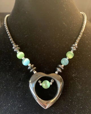 "Collar Hematite Heishi vidrio verde y verde azulado corazón abierto amor 17"" calidad pesada" Foto 1 de 4