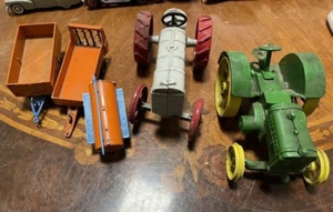 Lotto trattori fordson john deere in metallo e accessori forma plast - Foto 1 di 15