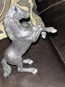 CAVALLO SCHLEICH - RARO ALLEVAMENTO MUSTANG STALLONE NERO VINTAGE 1997 - Foto 1 di 7