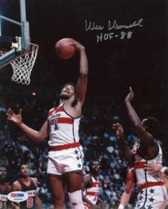 WES UNSELD AUTOGRAPHED GAME ACTION 8X10 PHOTO - WASHINGTON BULLETS (DECEASED) - Picture 1 of 2