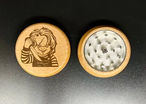 Chucky Puppe Doppelseitige Gravur Holz Küche Kräutermühle Individuelles Geschenk - Bild 1 von 4
