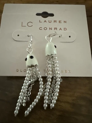 NUEVO NUEVO CON ETIQUETAS LC Lauren Conrad Halloween Plata Pendientes Colgantes Fantasma Foto 1 de 2
