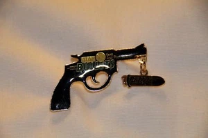 Pin de equipo de softbol de lanzamiento rápido para niñas: pistola de balas Utah 1999 con bala colgante - Imagen 1 de 1