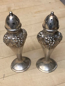 Salero y pimentero vintage placa eléctrica sobre patrón de plomo, uva y hojas - Imagen 1 de 7