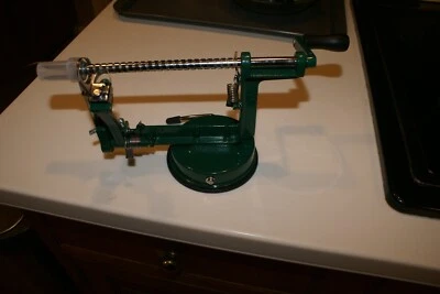 Corer y pelador de manzana Norpro con base de vacío verde con 12' X 8"X 7 Foto 1 de 3