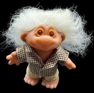 Vintage Troll Puppe DAM 1986 graue Haare alter Mann / Frau Kleidung - Bild 1 von 7