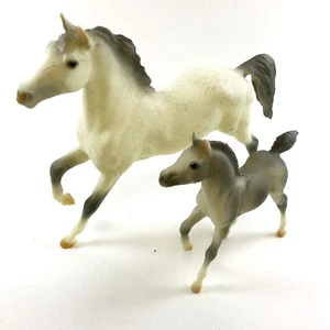 Araber Breyer Classic Fohlen und unmarkierte Stute Vintage Pferd Set Dapple Gray - Bild 1 von 11