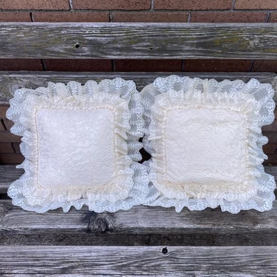 2 almohadas vintage de encaje marfil con volantes 14”x14” Shabby Cottage Farmhouse  Foto 1 de 4