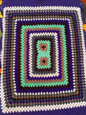 Wunderschöne Deko Häkeldecke/Plaid, Handarbeit, blau, türkis Töne. ca 68 x 97 cm - Bild 1 von 4