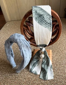 Anthropologie 2 Stirnbänder grün/weiß Blattmotiv baumeln Perle & hellblau mit Knoten - Bild 1 von 8