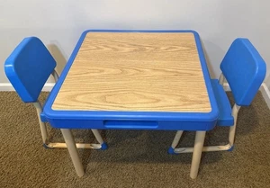 VINTAGE 1985 FISHER PRICE KINDERGRÖSSE KUNSTHANDWERK TISCH & 2 BLAUE STÜHLE SET - Bild 1 von 8
