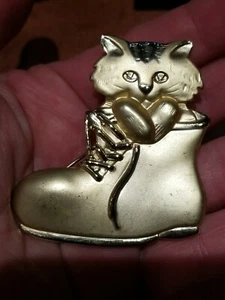 Spilla spilla gatto firmata AJC tono oro gatto in uno stivale gioielli spilla gattino - Foto 1 di 4