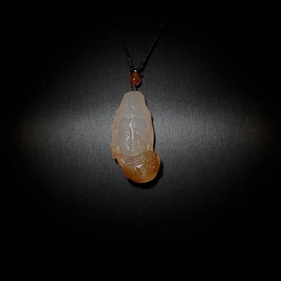 Китайский кулон из агата династии Мин с лотосом и головой Гуаньинь - Изображение 1 из 4