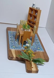 ESCENA DE COMEDOR EN MINIATURA ESCALA 1:12 EN TABLA DE CORTAR-LA ESTACIÓN DE MUÑECAS - Imagen 1 de 14