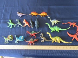 Lote de 18 juguetes de dinosaurios de plástico duro altura media-3,5" surtido - Imagen 1 de 6