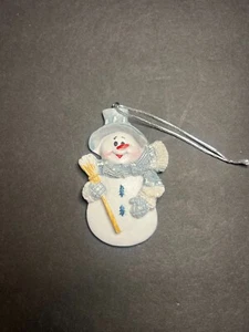 Weiß & blau Harz Winter Schneemann Figur mit Besen Christbaumschmuck 3,25" - Bild 1 von 3