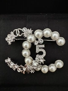 CHANEL 23P CLASSIC SILVER TONE LARGE CC LOGO CRYSTALS PEARL CRYSTAL BROOCH PIN - Picture 1 of 9