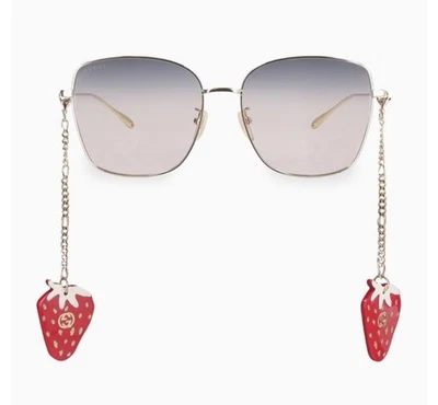 Gafas de sol cuadradas con marco dorado GUCCI GG1030SK 005 con dije de fresa para mujer Foto 1 de 4