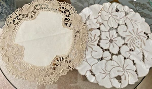 2 TAPETES/TAPETES DE MESA VINTAGE MARFIL/ALGODÓN CREMA~BORDADOS Y ENCAJE MALTÉS 11" - Imagen 1 de 2