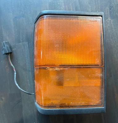 USED LAND ROVER RANGE ROVER CLASSIC 92-94 FRONT RH LAMP INDICATOR DAMAGED LENS - Image 1 of 4