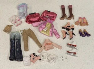 Lotto scarpe bambola Bratz Girlz e varie Abbigliamento Pattini da Ghiaccio 25 Pezzi. - Foto 1 di 3