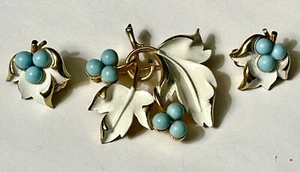 Juego de broches y clips Sarah Coventry hojas de esmalte blanco y bayas azules 1967 - Imagen 1 de 3