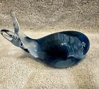 Figurine art soufflée à la main baleine bleue verre poids papier vintage