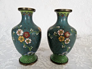 PAIR OF VINTAGECHINESE CLOISONNE VASES - Picture 1 of 8