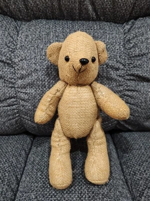 Oso de peluche vintage de arpillera cosida a mano con botones de acento brazos y piernas articulados  Foto 1 de 4