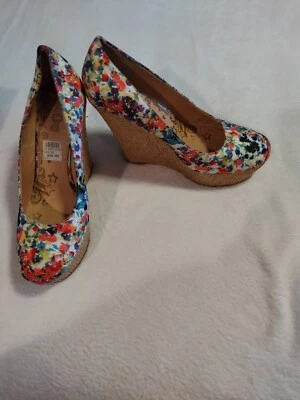 Par de alpargatas de tacón de cuña con punta cerrada de verano con patrón floral talla 10 Foto 1 de 2