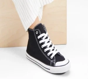 Konvolut Marken Top Sneakers Sportschuhe Stoffschuhe Gr. 36-44 Mix 10 Paar - Bild 1 von 2