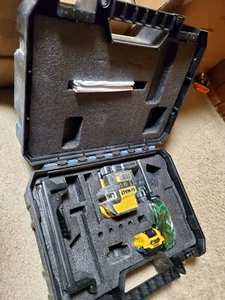 DeWALT DW0822LG 12V 2-Spot Cross Line Green Laser Dcb122 Battery No Charger - Picture 1 of 18
