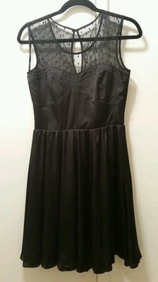 VESTIDO DE MALLA PUNTEADA ENCAJE SIN MANGAS TALLA 4 GUESS ROMANA FIT & ACAMPANADO PARA MUJER Foto 1 de 4