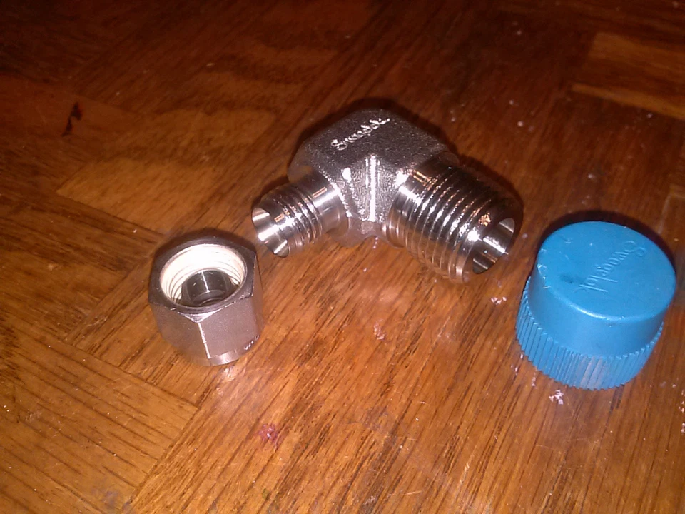 Swagelok SS-400-2-6, .1/4 tube x 3/8 NPT compression Elbow Fitting, - Image 1 of 1