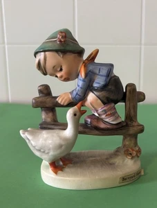 "Barnyard Hero" Goebel Hummel 195 2/0 4"" de alto estatuilla" - Imagen 1 de 11
