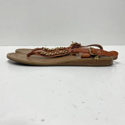 Sandalia tanga Coach para mujer de cuero marrón con detalle de cadena plana talla 6 Foto 1 de 4
