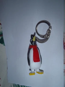 Vintage Original Kunststoff Pinguin trägt Schal Schlüsselanhänger - Bild 1 von 3