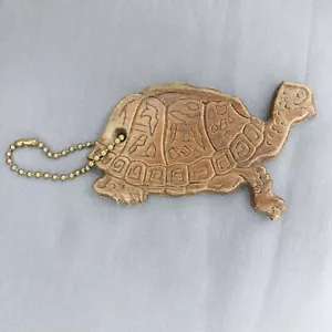 Geätzter Schlüsselanhänger Schildkröte Souvenirholz groß 4,5" tropisch geschnitzt - Bild 1 von 2