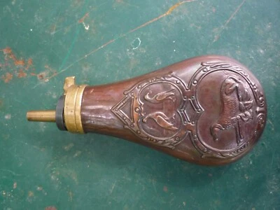 POUDRIERE - POIRE A POUDRE CUIVRE ET LAITON - DECOR PERDRIX BARTAVELLE/ CHIEN - Photo 1/4