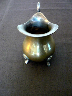 Très joli pot à lait ancien en laiton argenté, tripode - Photo 1/4