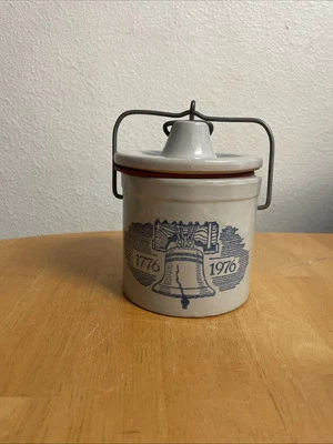 Vaso de mantequilla de queso de gres Liberty Bell del bicentenario 1776-1976 de colección Foto 1 de 4