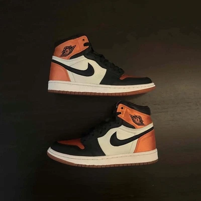 Air Jordan 1 Retro OG Alto Satinado Roto Tablero Trasero AV3725 010 Talla 6W 4.5 M Foto 1 de 4
