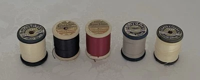 Lote De Colección De 5 Carretes De Madera • Hilo BOTÓN & ALFOMBRA • Rojo, Azul Marino, Gris, Marfil Foto 1 de 4