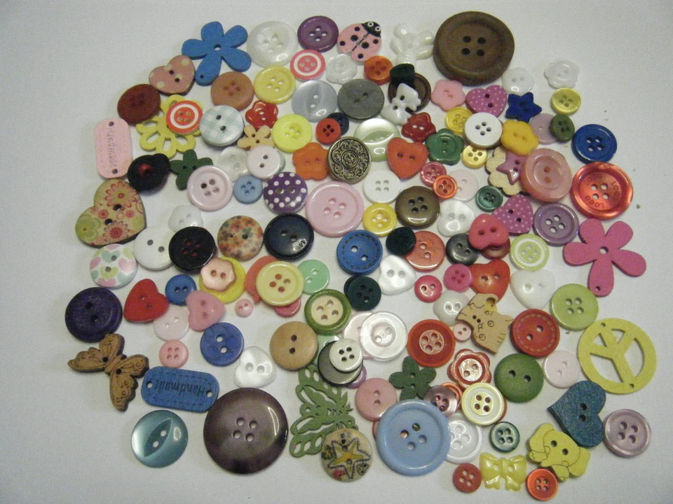 JOB LOT - Assorte PACK OF 100+ Assorted Buttons - Crafts scrapbooking, cards NEW - Image 1 of 1