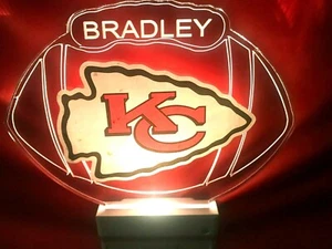 Enchufe LED personalizado con luz nocturna de los Kansas City Chiefs de la NFL, sensor de atardecer a amanecer - Imagen 1 de 11