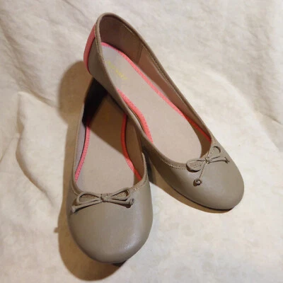 🩰 Old Navy Almond Toe Ballet Flats 9 M Taupe w/ Salmon Orange Accents; Bows - Image 1 of 4