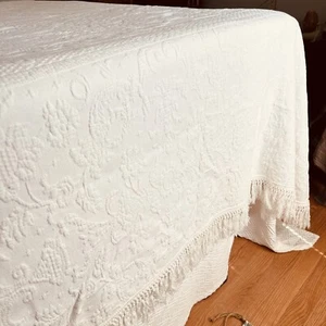 Bates Metalasse Coverlet Bed Spread Fringe Medallion Cotton Full Queen 87 x 105 - Picture 1 of 10