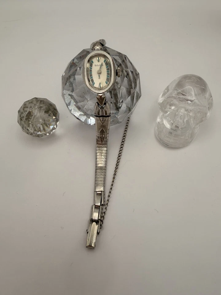 Reloj de pulsera Bulova N2 vintage para mujer con esfera blanca de nácar. Funcionando. Foto 1 de 4